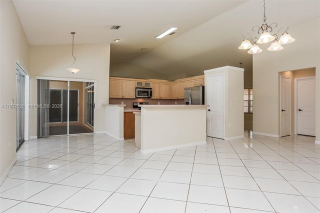 19340 NW 8th St, Pembroke Pines, FL 33029