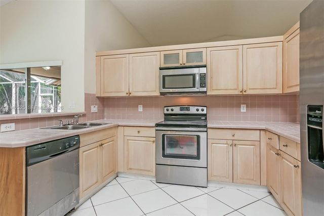 19340 NW 8th St, Pembroke Pines, FL 33029