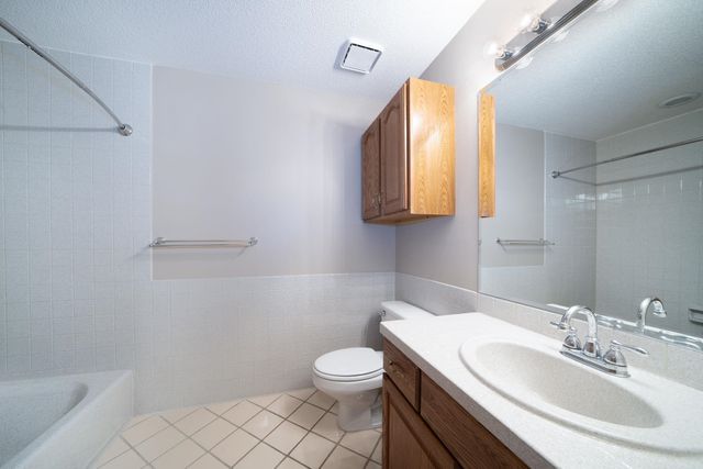 1607 N Woodridge Ct, Wichita, KS 67206