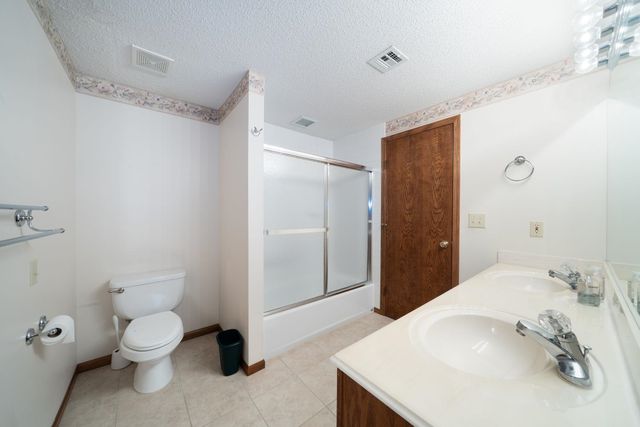 1607 N Woodridge Ct, Wichita, KS 67206