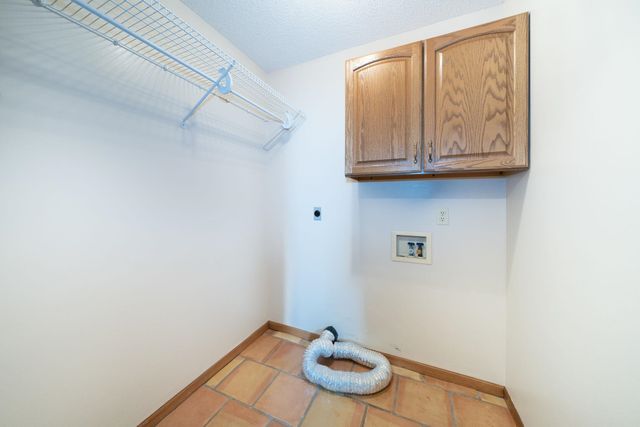 1607 N Woodridge Ct, Wichita, KS 67206