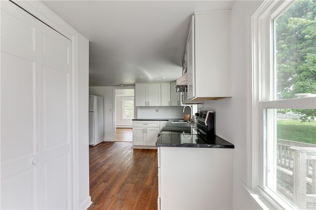 44 Paquins Lane, Portsmouth, RI 02871