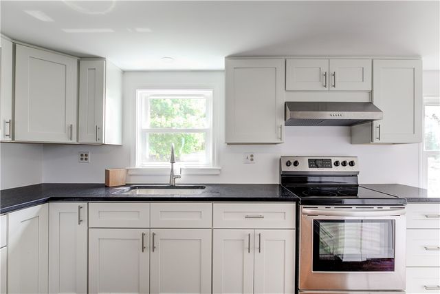 44 Paquins Lane, Portsmouth, RI 02871