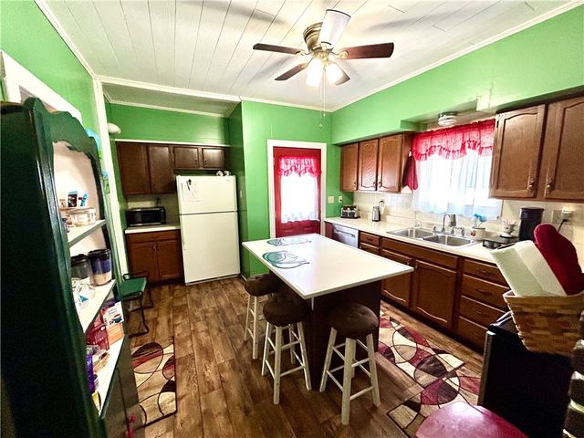 1206 Chestnut St, Connellsville, PA 15425