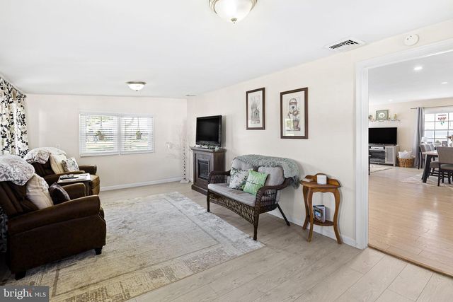 24 GARDEN LN, Levittown, PA 19055