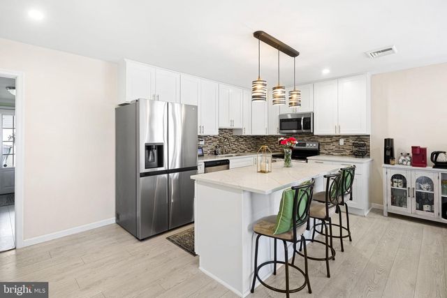 24 GARDEN LN, Levittown, PA 19055