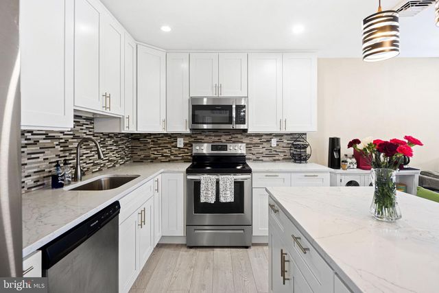 24 GARDEN LN, Levittown, PA 19055