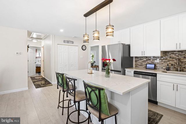 24 GARDEN LN, Levittown, PA 19055