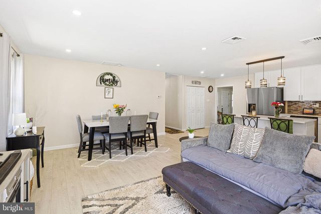 24 GARDEN LN, Levittown, PA 19055