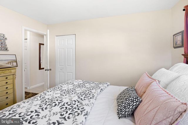 24 GARDEN LN, Levittown, PA 19055