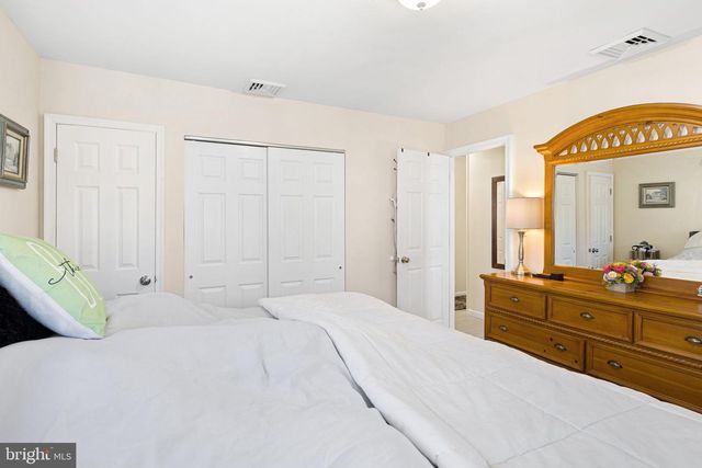 24 GARDEN LN, Levittown, PA 19055