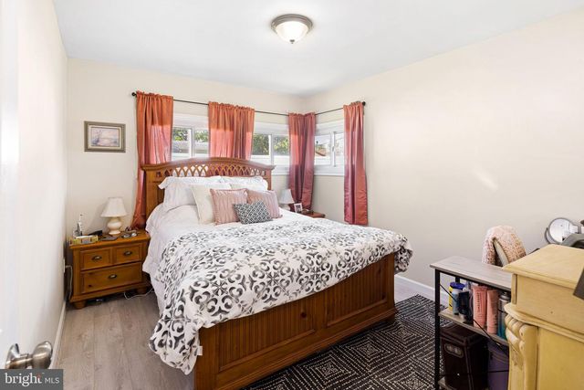 24 GARDEN LN, Levittown, PA 19055
