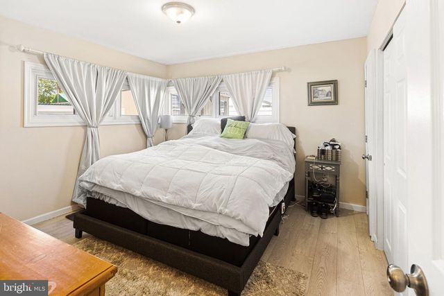 24 GARDEN LN, Levittown, PA 19055