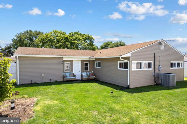 24 GARDEN LN, Levittown, PA 19055