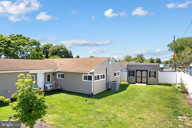 24 GARDEN LN, Levittown, PA 19055
