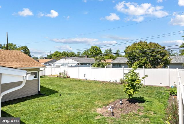24 GARDEN LN, Levittown, PA 19055