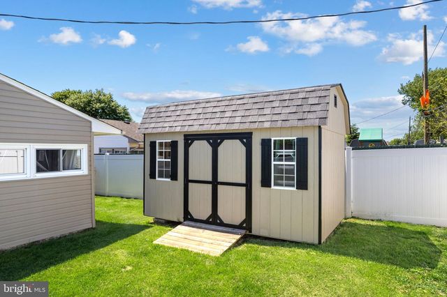 24 GARDEN LN, Levittown, PA 19055