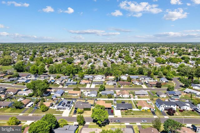 24 GARDEN LN, Levittown, PA 19055