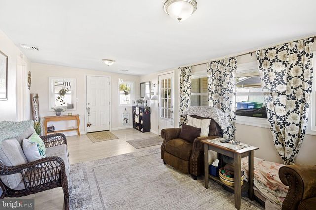 24 GARDEN LN, Levittown, PA 19055