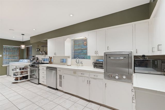 737 N Hampton Road, Dallas, TX 75208
