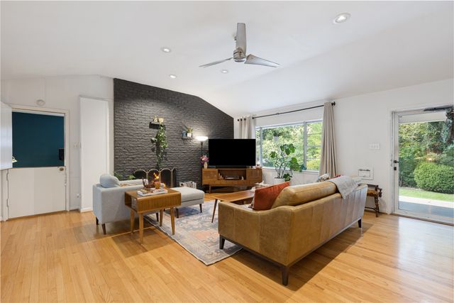 737 N Hampton Road, Dallas, TX 75208