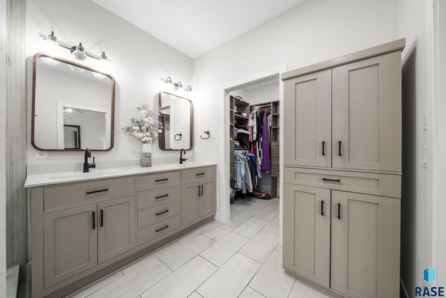 6313 S Heatherridge Ave Avenue, Sioux Falls, SD 57108