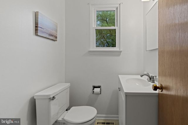 211 SWEDESBORO AVE, Gibbstown, NJ 08027