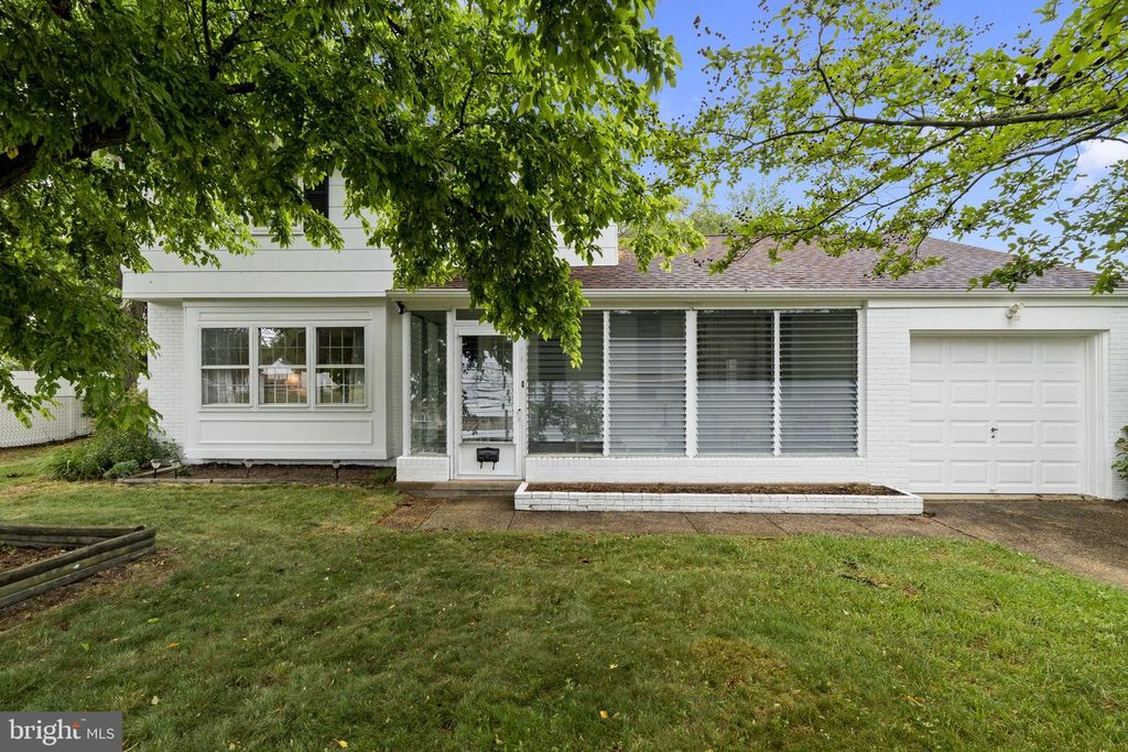 211 SWEDESBORO AVE, Gibbstown, NJ 08027