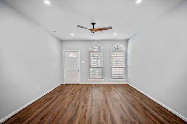 323 Plaza Del Sol Park, Houston, TX 77020