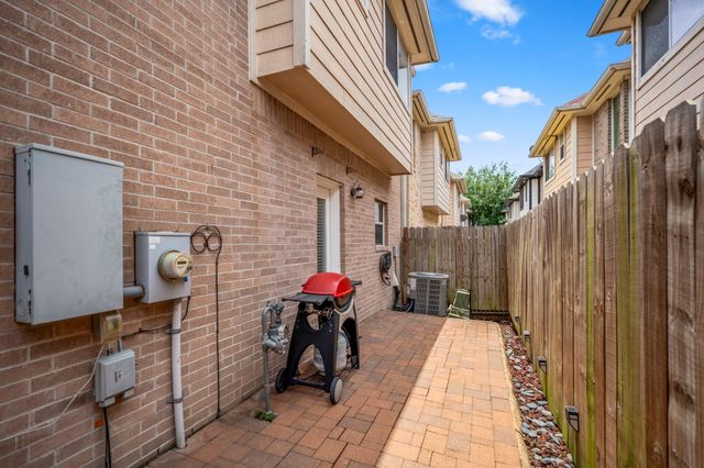 323 Plaza Del Sol Park, Houston, TX 77020