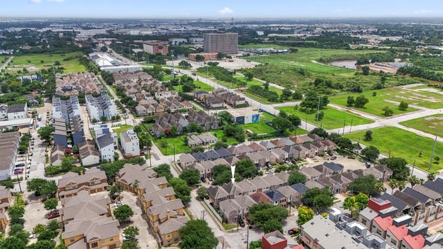 323 Plaza Del Sol Park, Houston, TX 77020