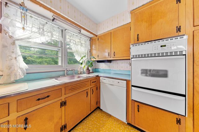 30 Clearview Drive, Tinton Falls, NJ 07724
