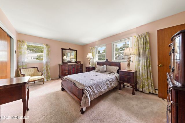 30 Clearview Drive, Tinton Falls, NJ 07724