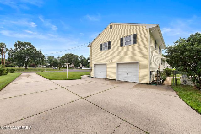 30 Clearview Drive, Tinton Falls, NJ 07724
