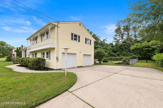 30 Clearview Drive, Tinton Falls, NJ 07724