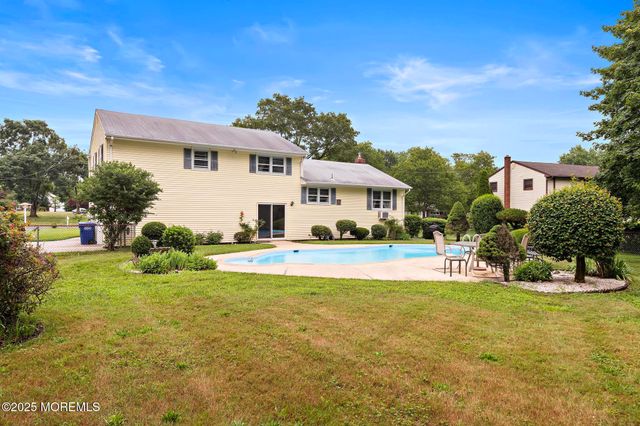 30 Clearview Drive, Tinton Falls, NJ 07724