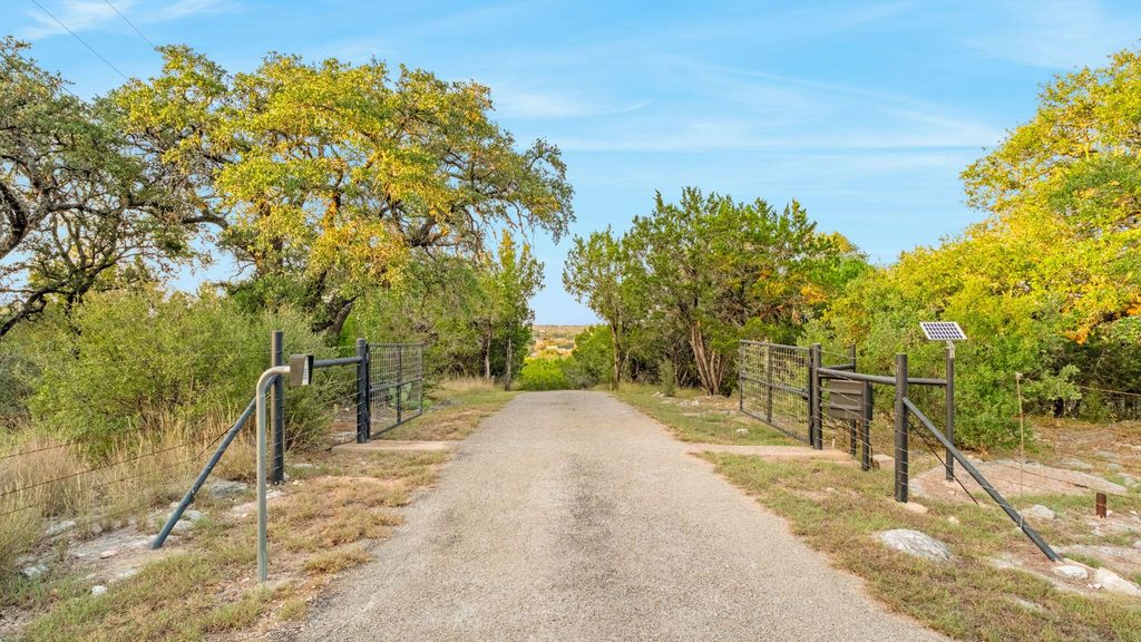 746 Trail Rock DR, Johnson City, TX 78636