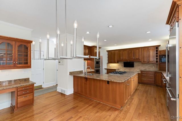 7111 Thorntree Hill Drive, Dewitt, NY 13066