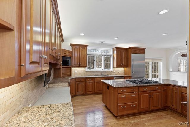 7111 Thorntree Hill Drive, Dewitt, NY 13066