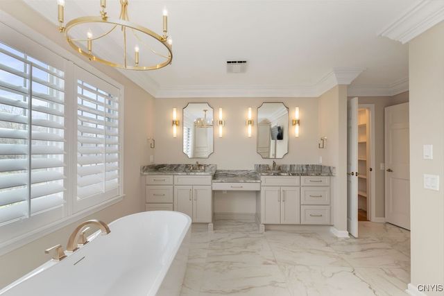 7111 Thorntree Hill Drive, Dewitt, NY 13066