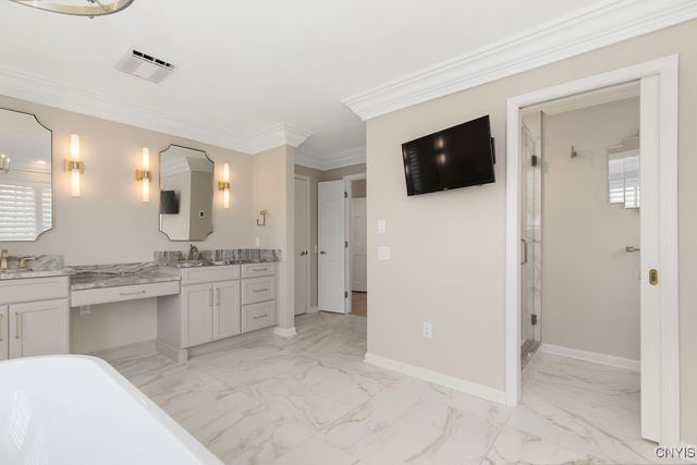 7111 Thorntree Hill Drive, Dewitt, NY 13066