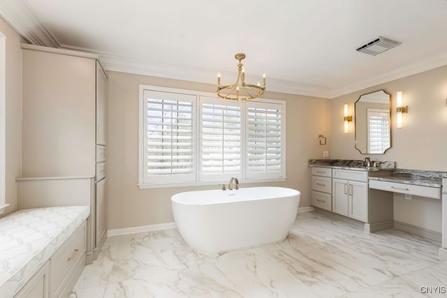 7111 Thorntree Hill Drive, Dewitt, NY 13066