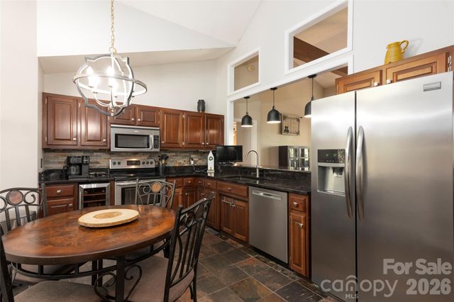 516 Cherokee Trace, Lake Toxaway, NC 28747