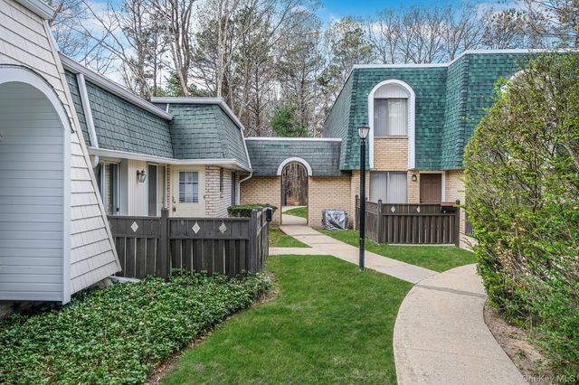 527 Daryl Drive, Medford, NY 11763