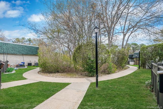 527 Daryl Drive, Medford, NY 11763