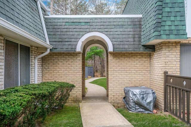 527 Daryl Drive, Medford, NY 11763