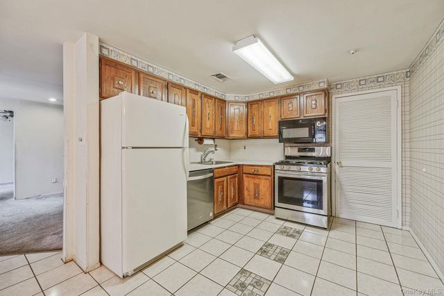 527 Daryl Drive, Medford, NY 11763