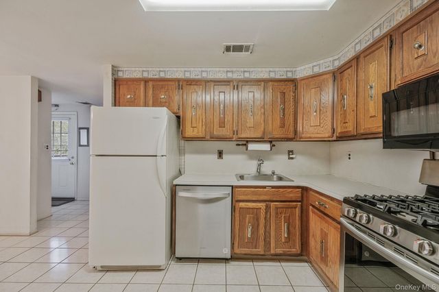 527 Daryl Drive, Medford, NY 11763