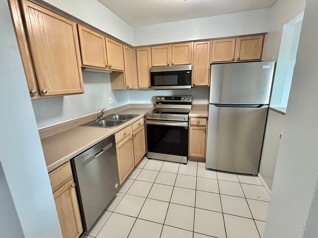 985 S Court Of Shorewood Court 2B, Vernon Hills, IL 60061