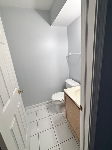 985 S Court Of Shorewood Court 2B, Vernon Hills, IL 60061